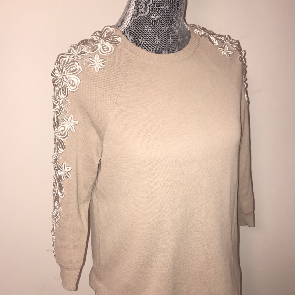 J crew like new XS beige sweater with embroidery